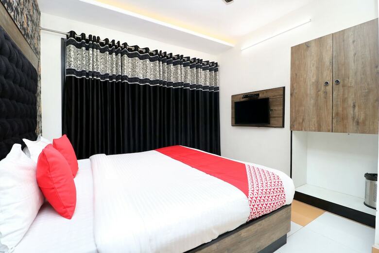Oyo 27972 Hotel Pakeeza