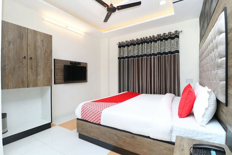 Oyo 27972 Hotel Pakeeza