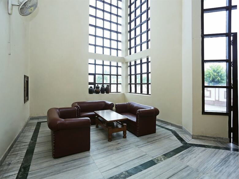 Oyo 16906 Hotel Balsons