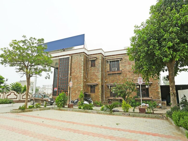 Oyo 16906 Hotel Balsons