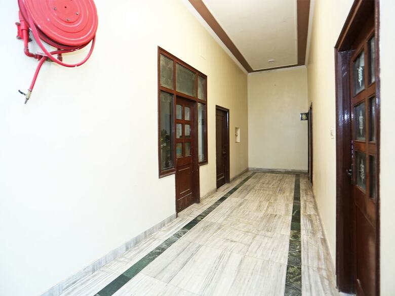 Oyo 16906 Hotel Balsons