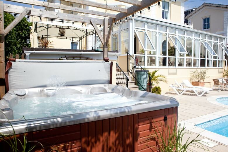 Riviera Lodge Hotel
