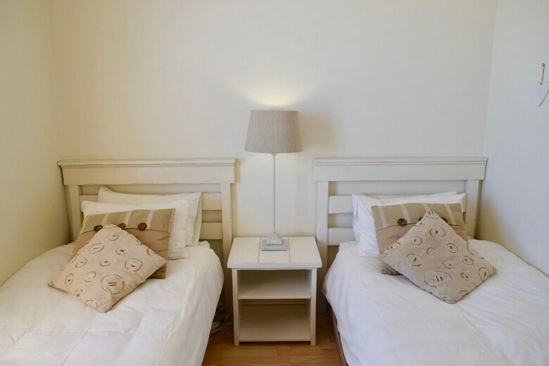 2 Bedroom Apartment Nestled Under Devil's Peak