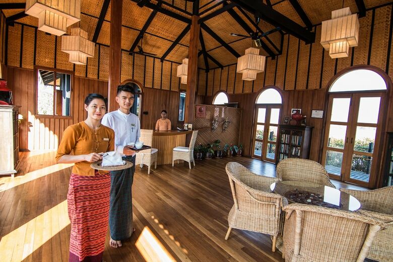 Hotel Inle Heritage Stilt House