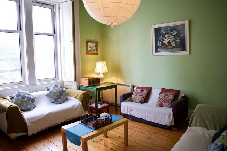 Traditional 3 Bedroom Apartment In Bruntsfield
