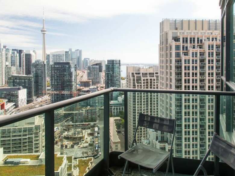 Modern 2 Bedroom Condo With Cn Tower Views