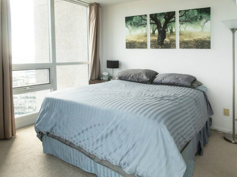 Modern 2 Bedroom Condo With Cn Tower Views