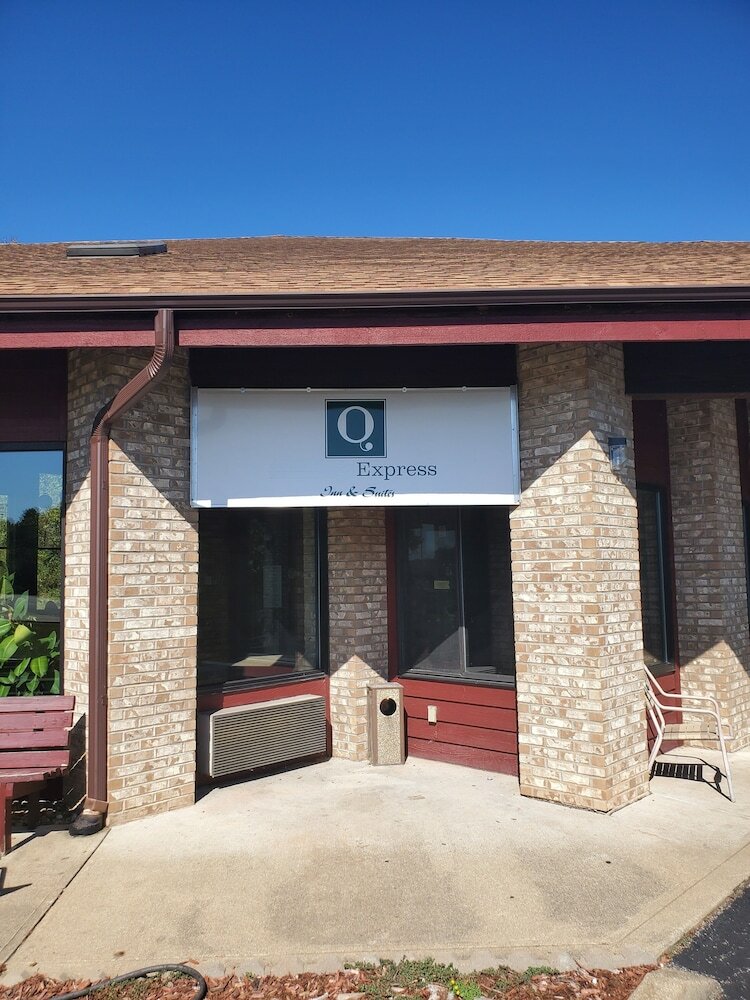 Hotel Q Express Inn & Suites