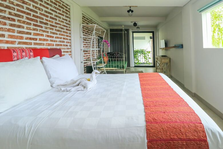Hostal Base Guesthouse And Hostel