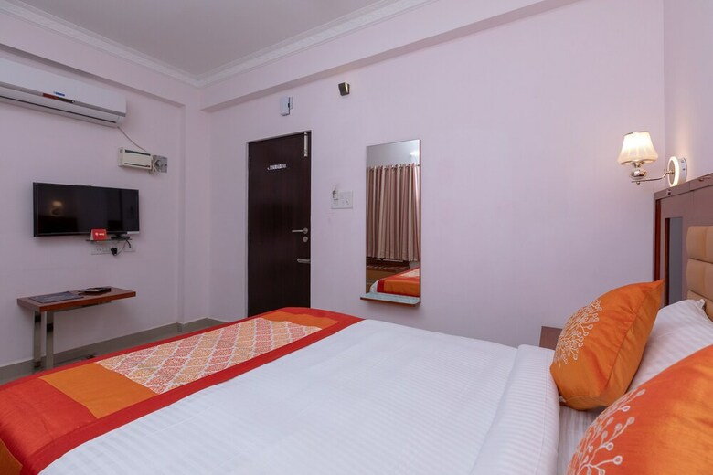 Hotel Oyo 17224 Swarnam Residency