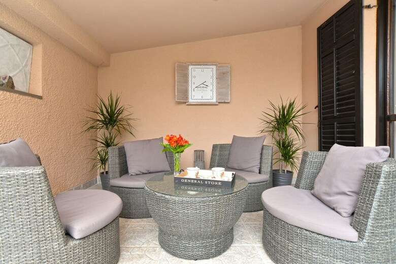Apartment 843
