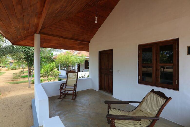 Hotel Paper Moon Kudils