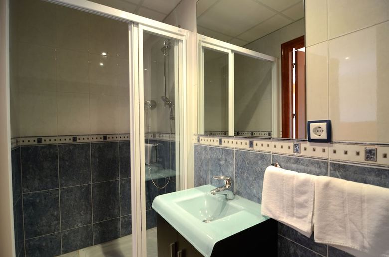 Apartamentos Hostal La Gola