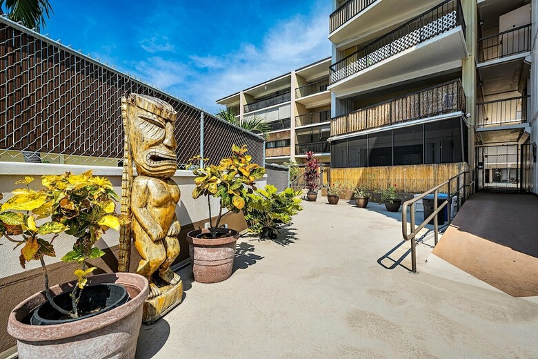 Kona Plaza#402