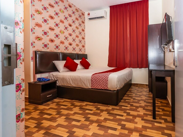 Oyo 743 Gold City Hotel