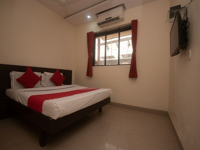 Hotel Oyo 23285 The Diplomat Lodging