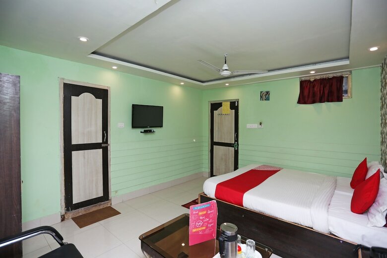 Oyo 15443 Hotel Mega Palace