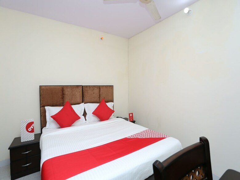 Oyo 15738 Hotel Awesome Villa