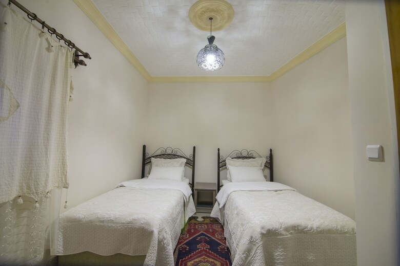 Hostal Kamelya Cave Hostel - Adults Only
