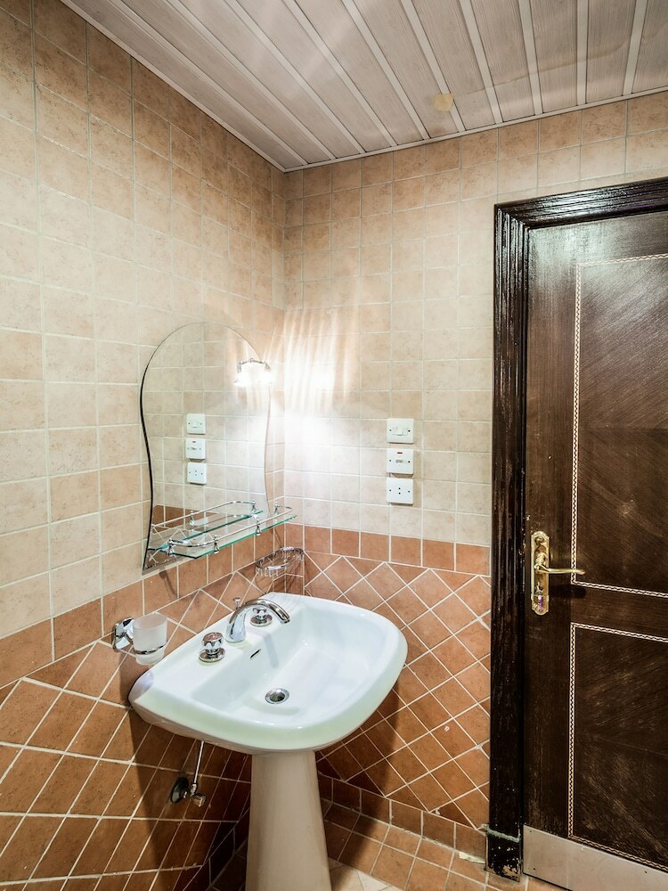 Capital O 162 Brzeen Hotel