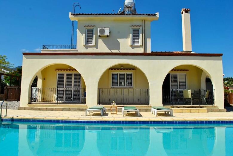 Villa Thornburry By Amy Villas