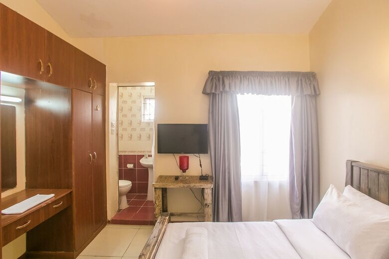 Lux Airport Inn