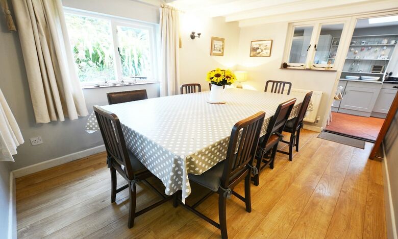 Perrymans Cottage 4 Bedrooms Sleeps 9