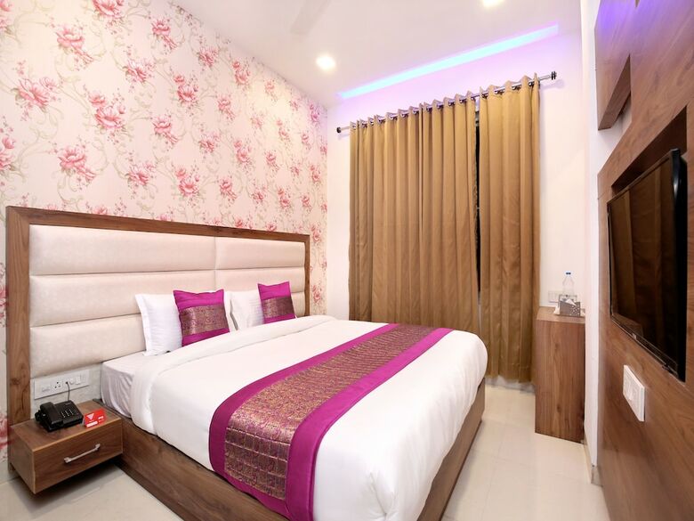 Oyo 15208 Hotel Unique