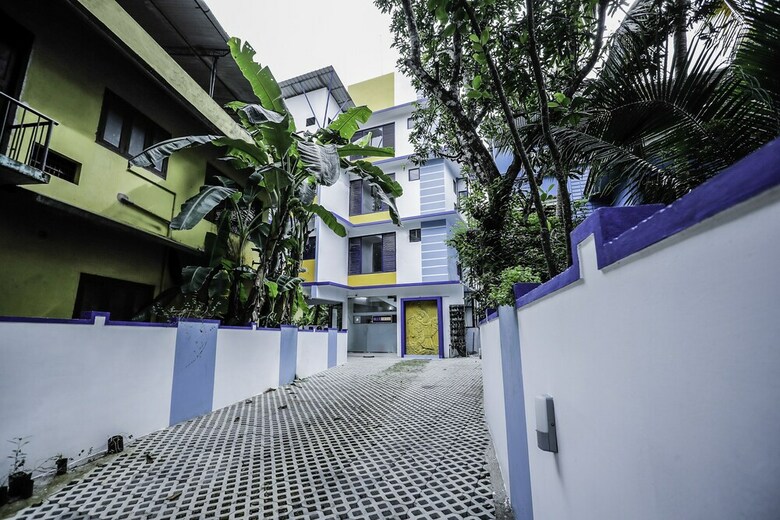 Hotel Oyo 15825 Blue Berry Apartments