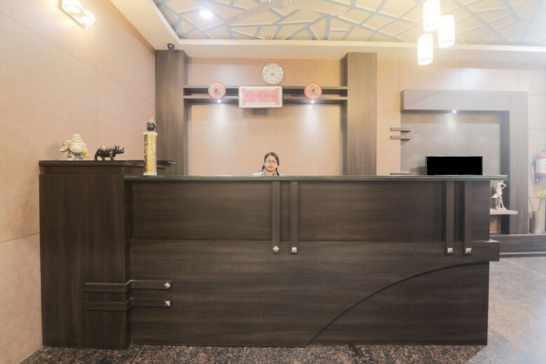 Oyo 19930 Hotel Holiday Palace