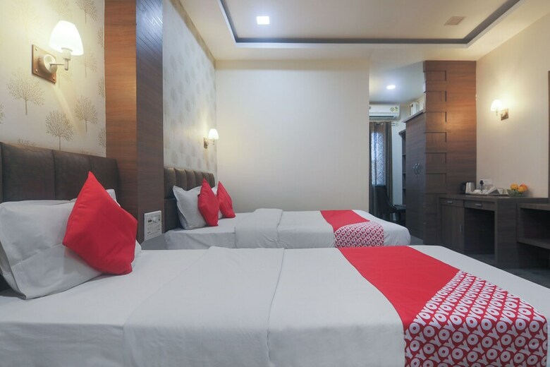 Oyo 19930 Hotel Holiday Palace