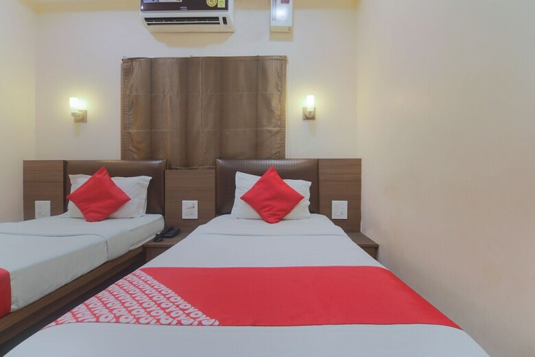 Oyo 19930 Hotel Holiday Palace