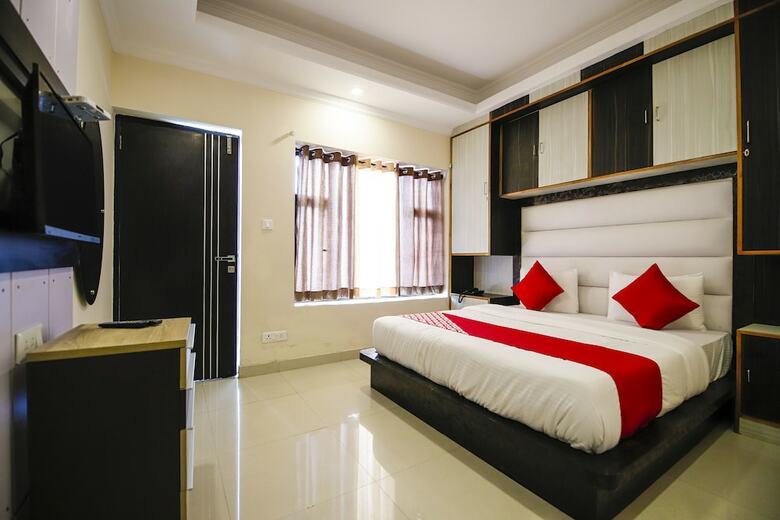 Hotel Oyo 18421 Uphill Courtyard