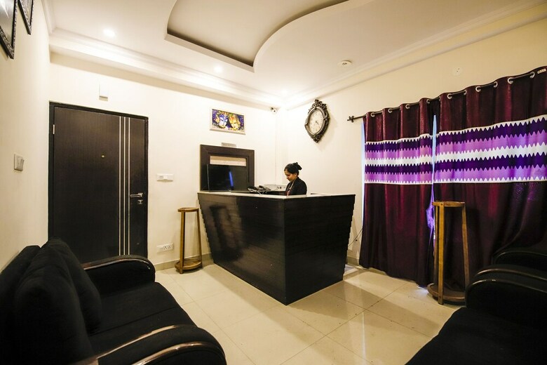Hotel Oyo 18421 Uphill Courtyard