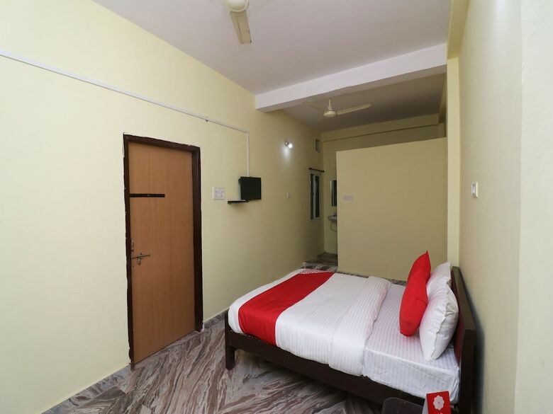 Oyo 27004 Hotel Om Sai Plaza