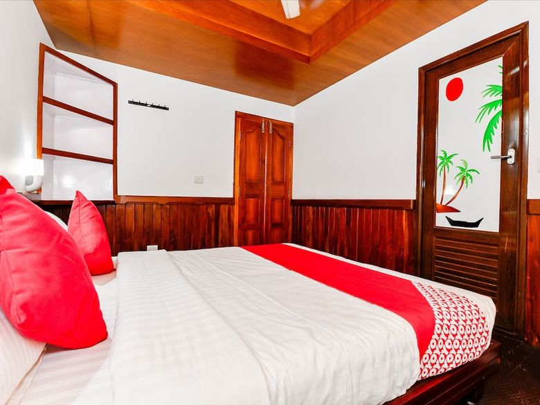 Hotel Oyo 24606 Waves & Wind 3bhk Houseboat