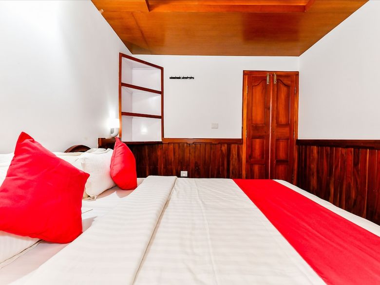 Hotel Oyo 24606 Waves & Wind 3bhk Houseboat