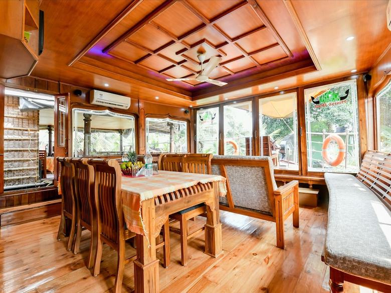 Hotel Oyo 24606 Waves & Wind 3bhk Houseboat