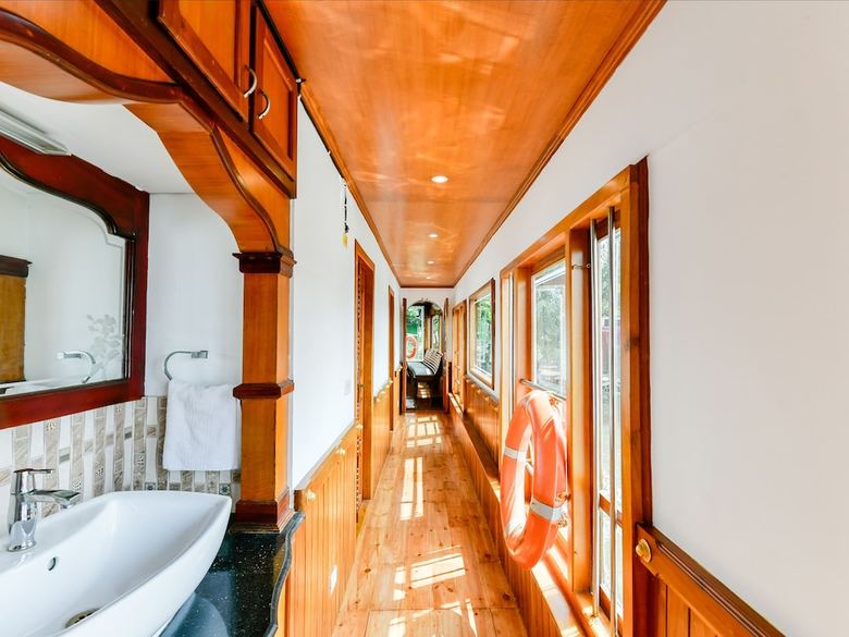 Hotel Oyo 24606 Waves & Wind 3bhk Houseboat