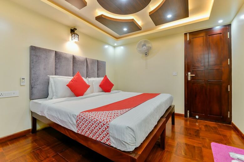 Oyo 23063 Luxury Meghavarsham 5bhk
