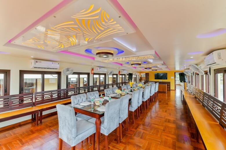 Oyo 23063 Luxury Meghavarsham 5bhk