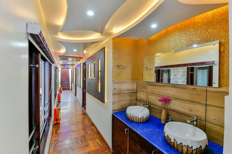 Oyo 23063 Luxury Meghavarsham 5bhk