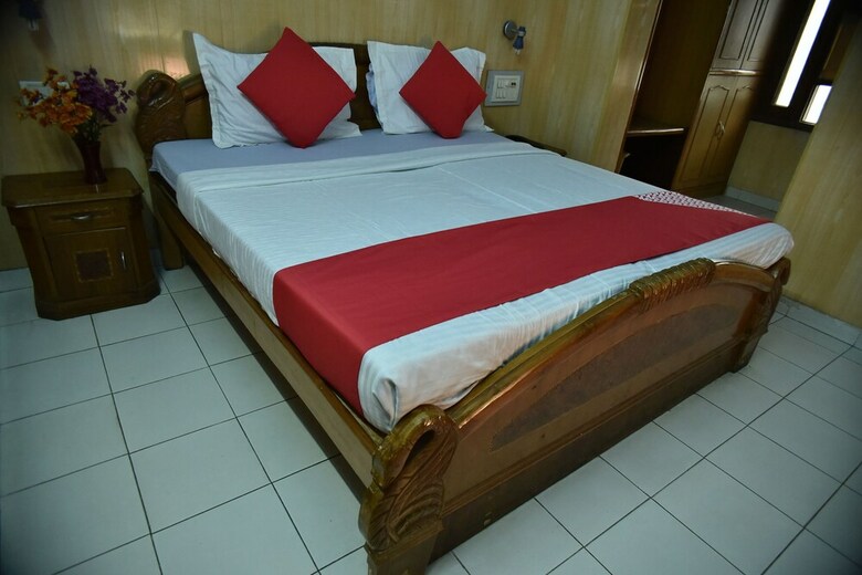 Oyo 24112 Mid City Hotel
