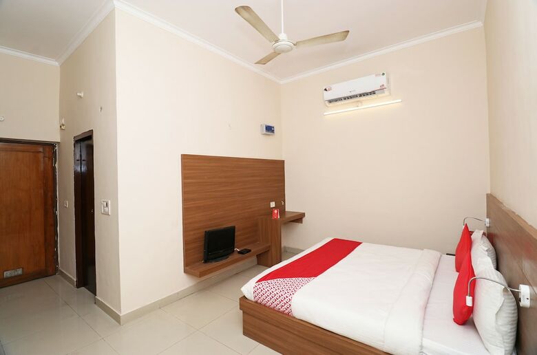 Oyo 19979 Hotel Rajshri