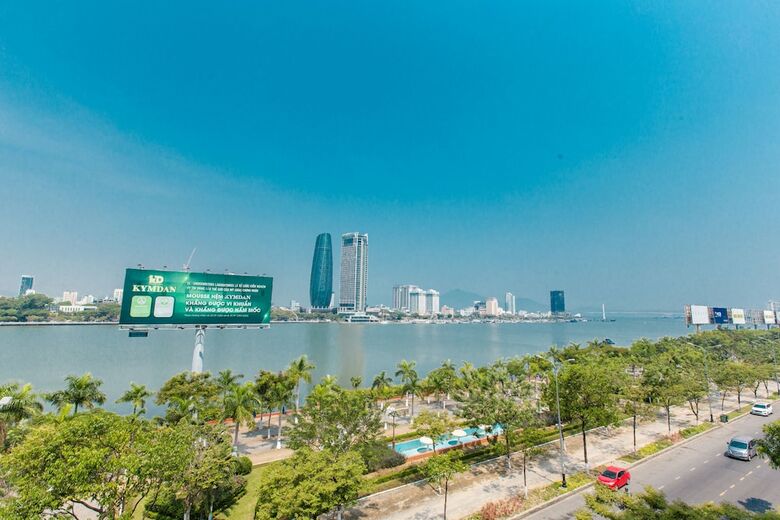 Hotel Kim Near Cau Song Han