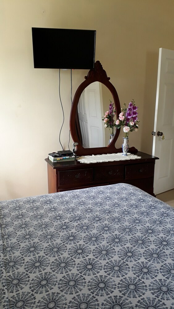 Hotel Spanish Town Secured Gated
