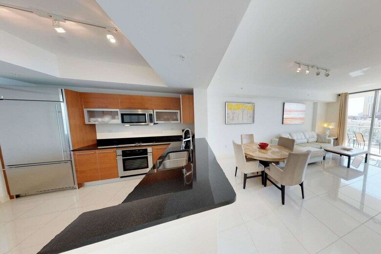 3000 Oasis Grand Blvd #803