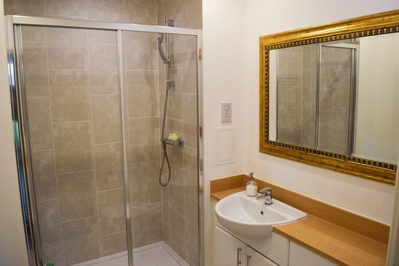 Modern 1 Bedroom House In Pontoon Dock