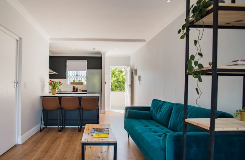 Newly-renovated Top Floor Studio Apartment In Gardens
