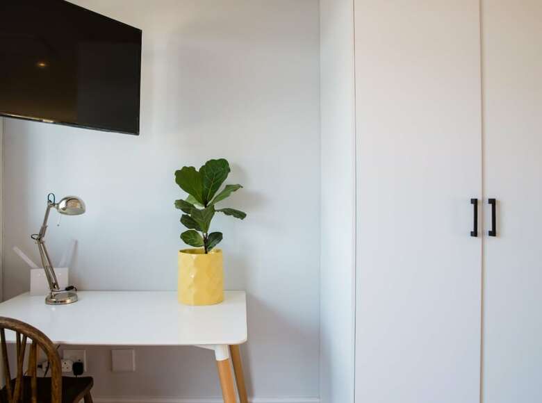 Newly-renovated Top Floor Studio Apartment In Gardens